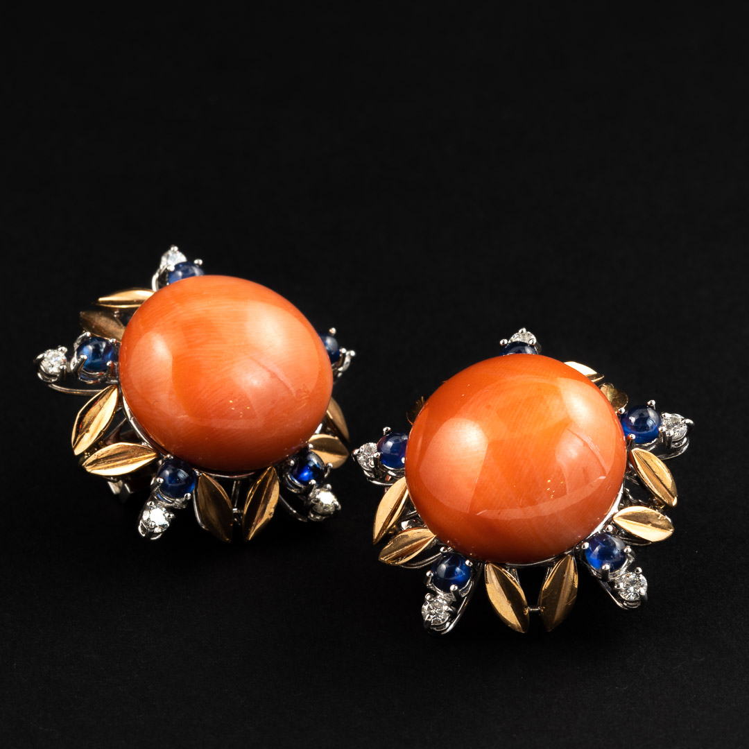 Orecchini in oro 18kt, zaffiri, diamanti e corallo