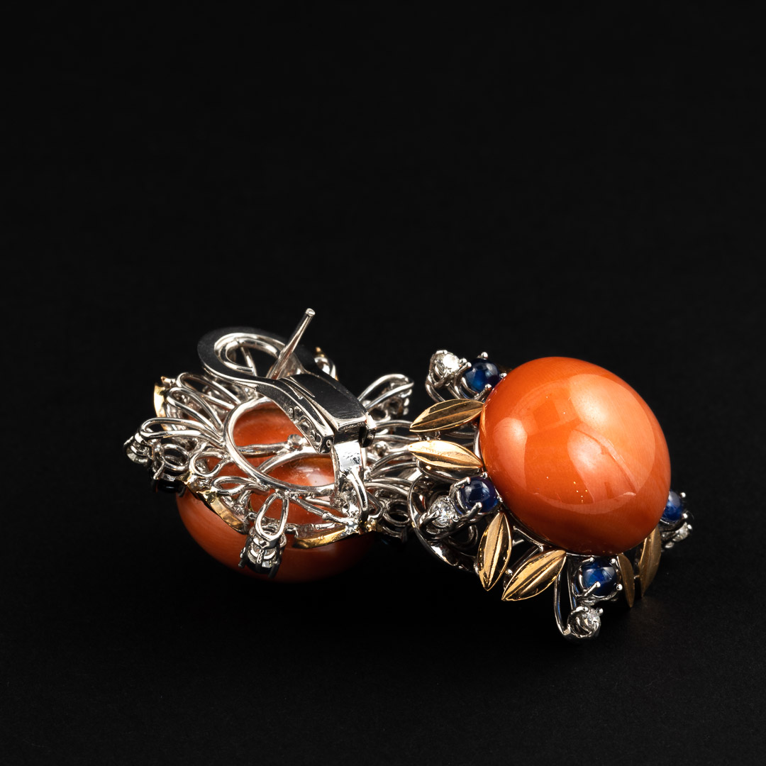 Orecchini in oro 18kt, zaffiri, diamanti e corallo - immagine 2