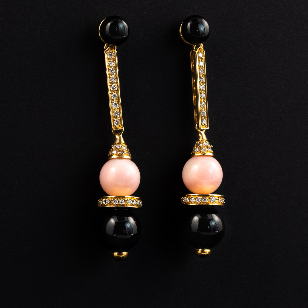Orecchini in oro giallo 18kt, diamanti, corallo rosa e onice - immagine 2
