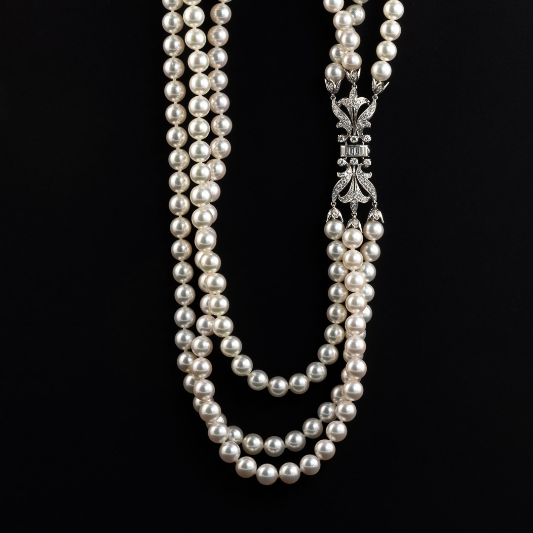 Collana di perle con chiusura in oro 19kt e diamanti