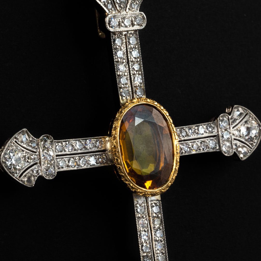 Collana in oro 18kt con ciondolo in platino con diamanti e zaffiro giallo