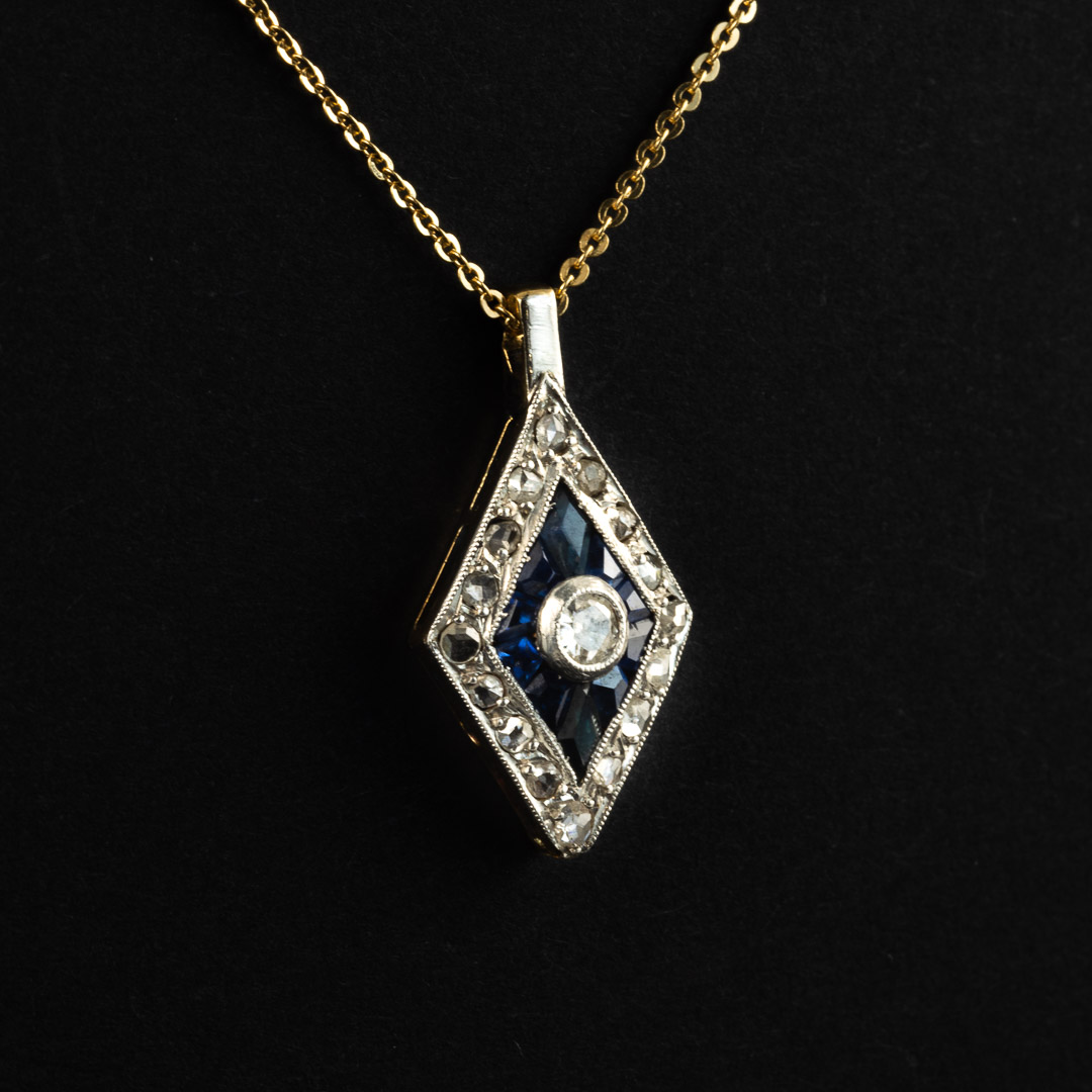 collana in oro 18kt con ciondolo in oro 18kt, zaffiri e diamanti - immagine 2