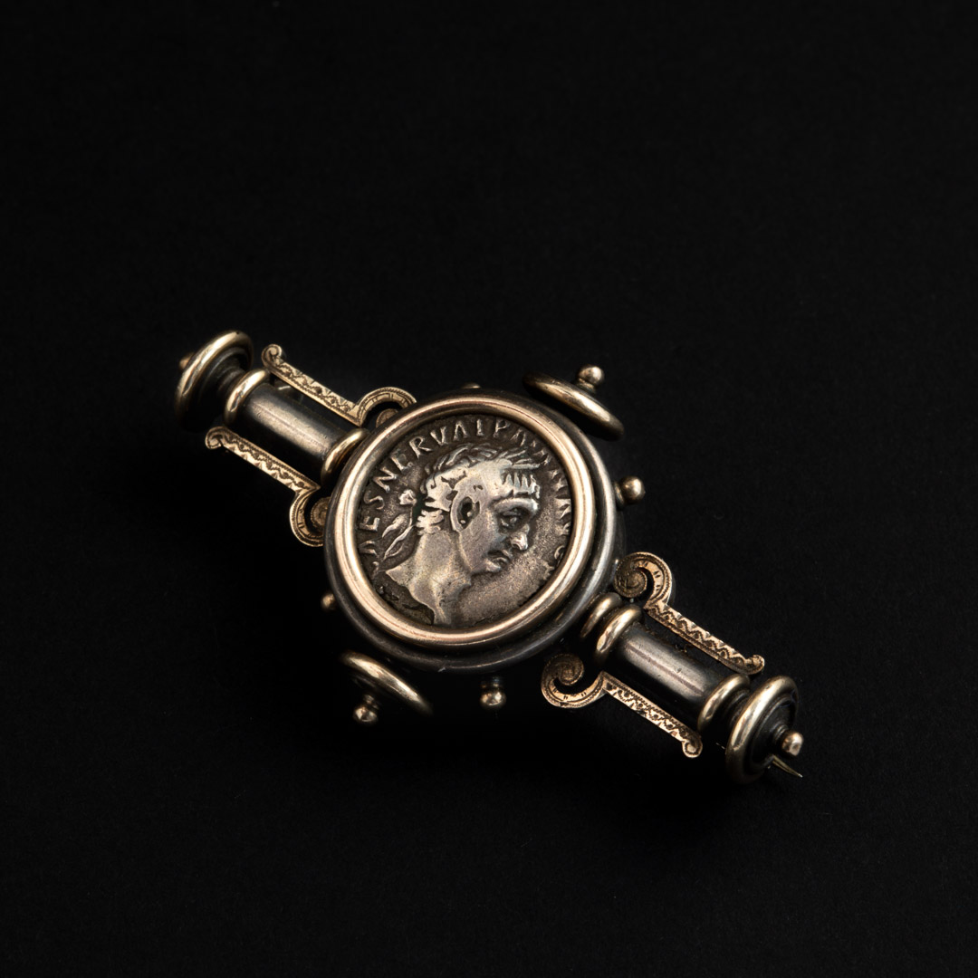 Spilla in oro 14kt e argento con moneta
