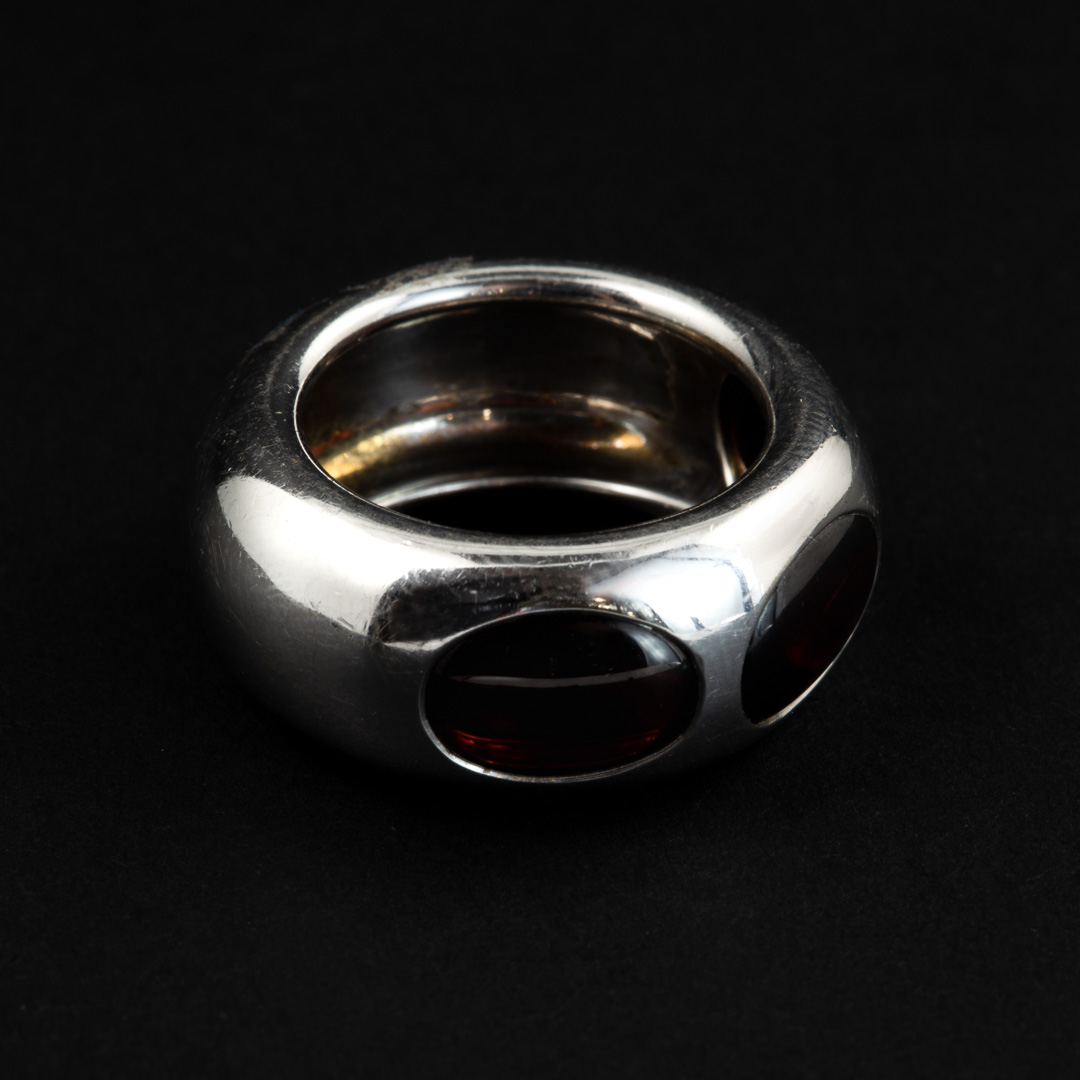 Anello in oro 18kt e granati firmato Pomellato