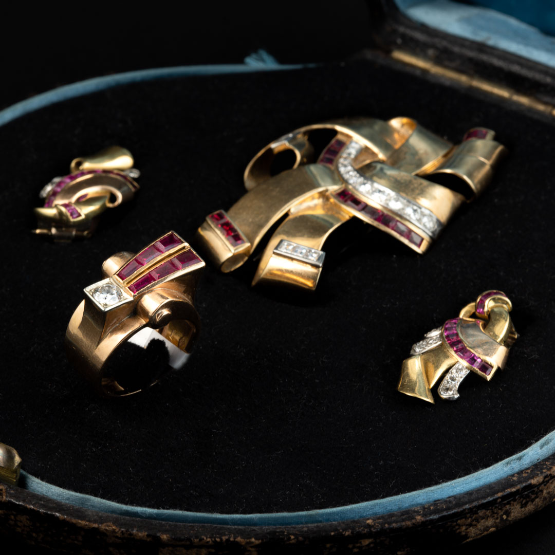 Set in oro 18kt, diamanti e rubini