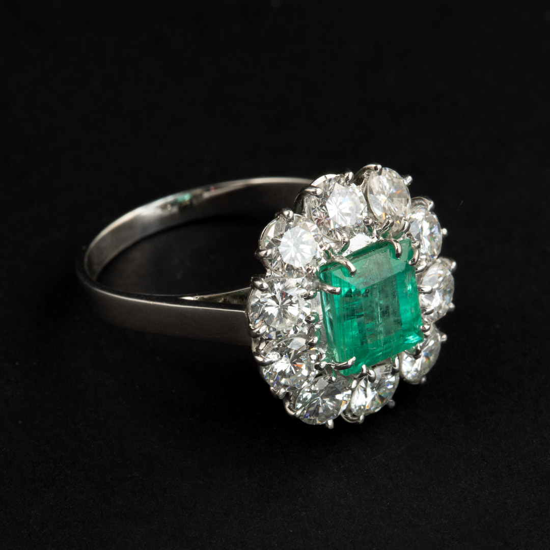Anello in oro 18kt, diamanti e smeraldo