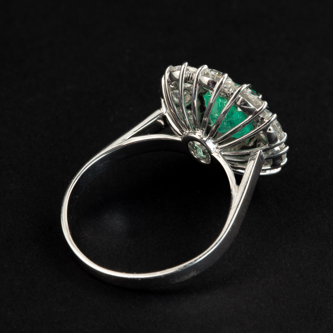 Anello in oro 18kt, diamanti e smeraldo - immagine 2