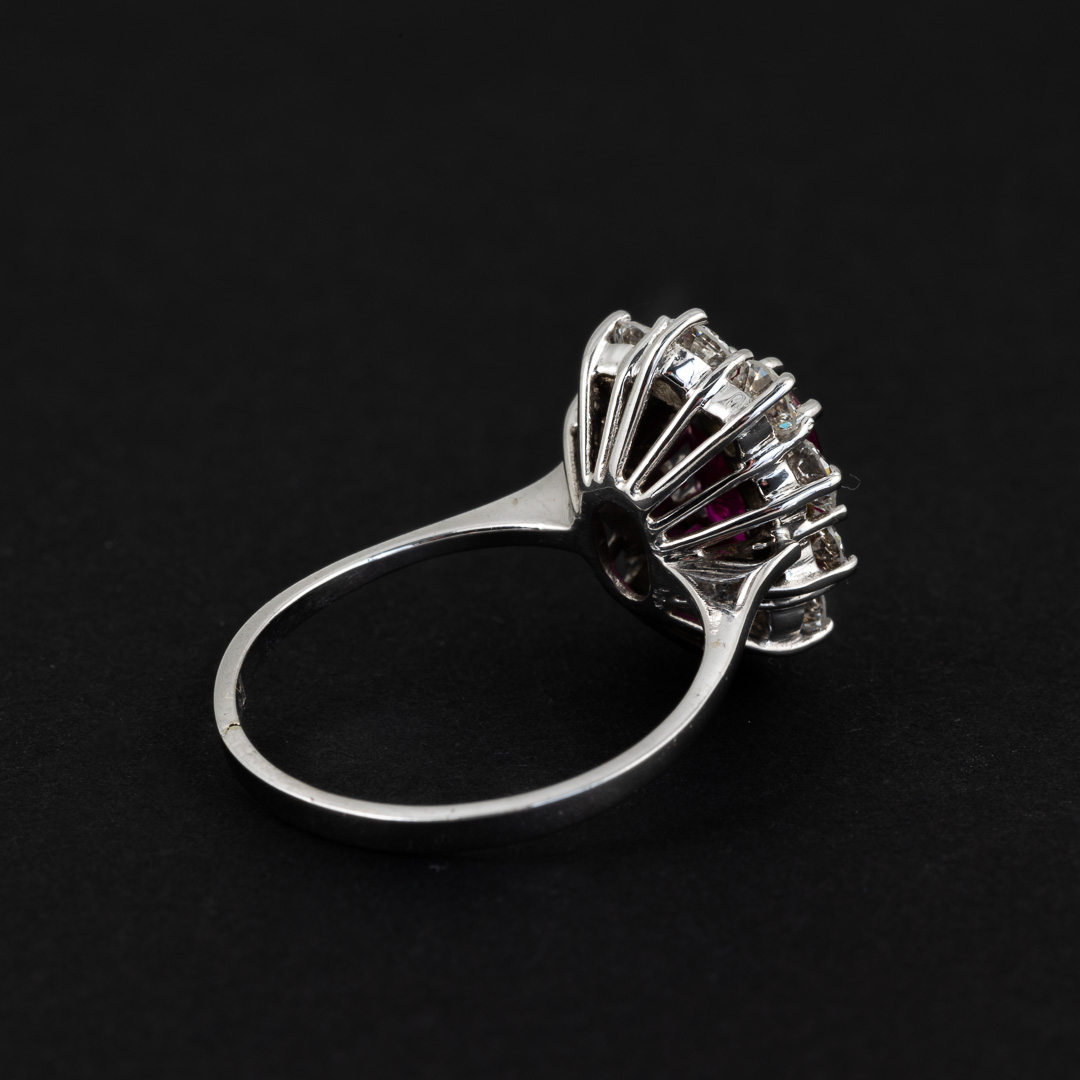 Anello in oro 18kt, diamanti e rubino - immagine 2