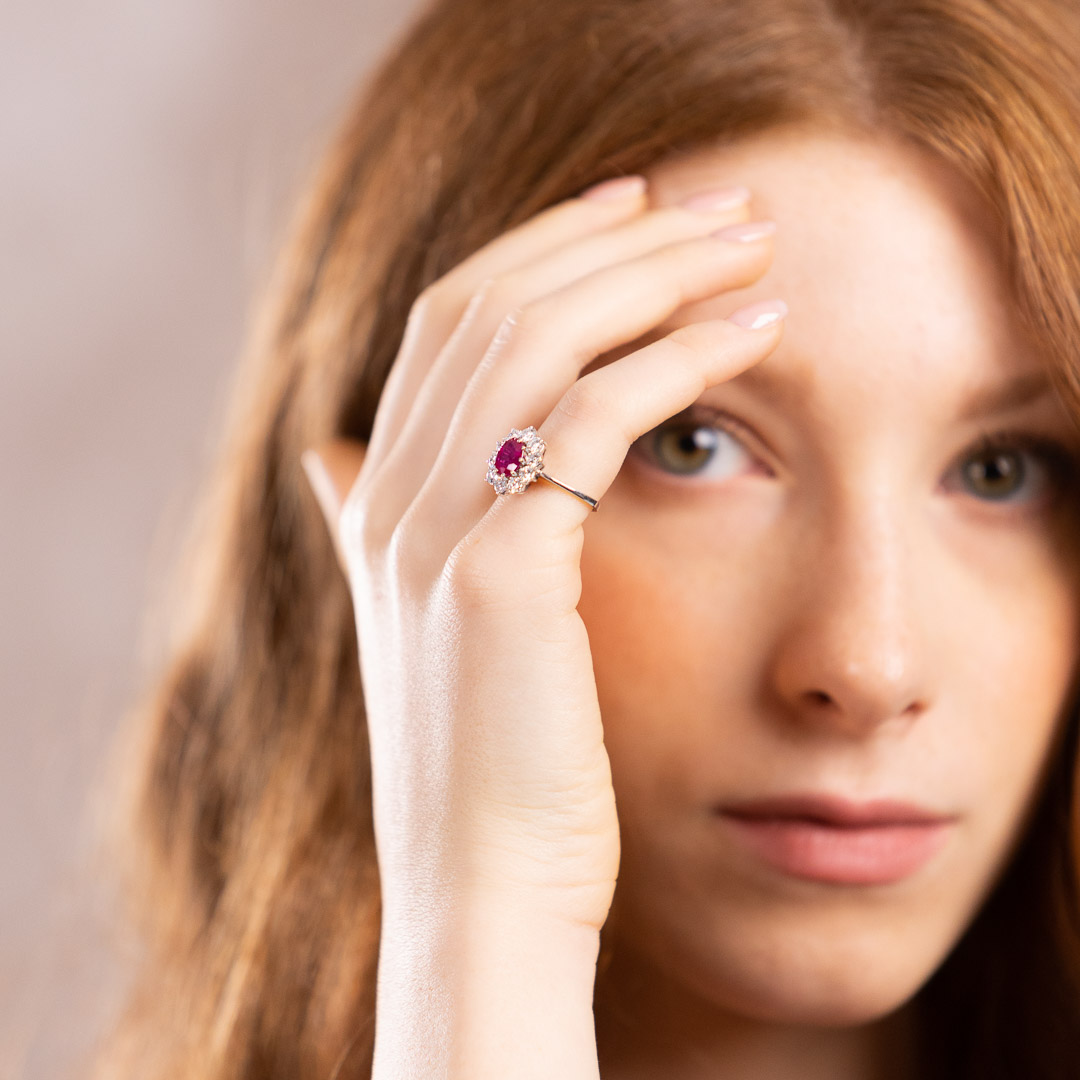 Anello in oro 18kt, diamanti e rubino - immagine 3