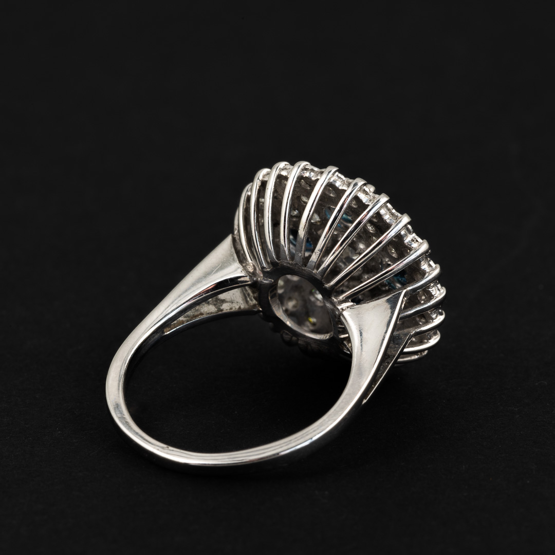 Anello in oro 18kt, diamanti e zaffiri - immagine 2