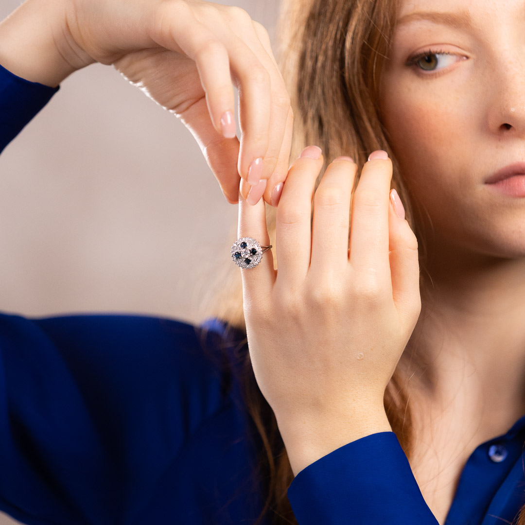 Anello in oro 18kt, diamanti e zaffiri - immagine 3
