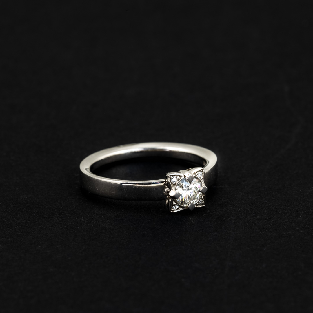 Anello in oro 18kt e diamanti firmato Bvlgari