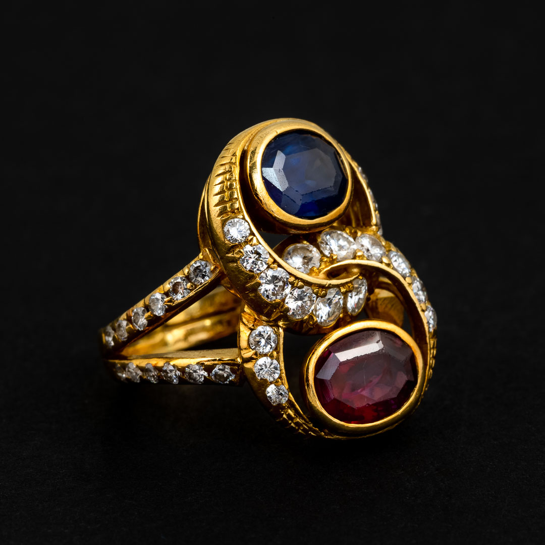Anello in oro 18kt, diamanti, rubino e zaffiro