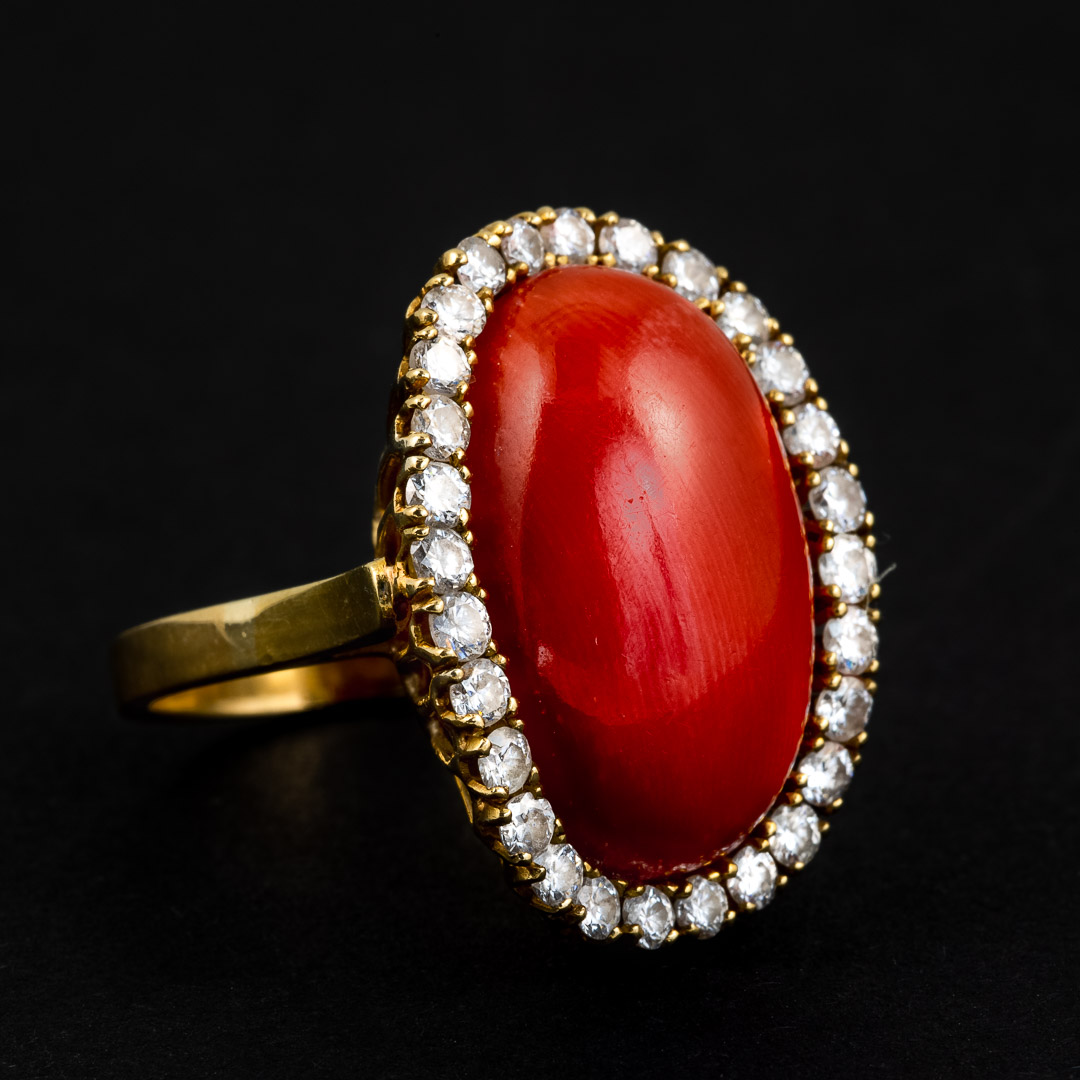 Anello in oro 18kt, diamanti e corallo