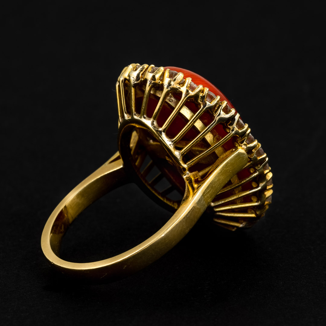 Anello in oro 18kt, diamanti e corallo - immagine 2