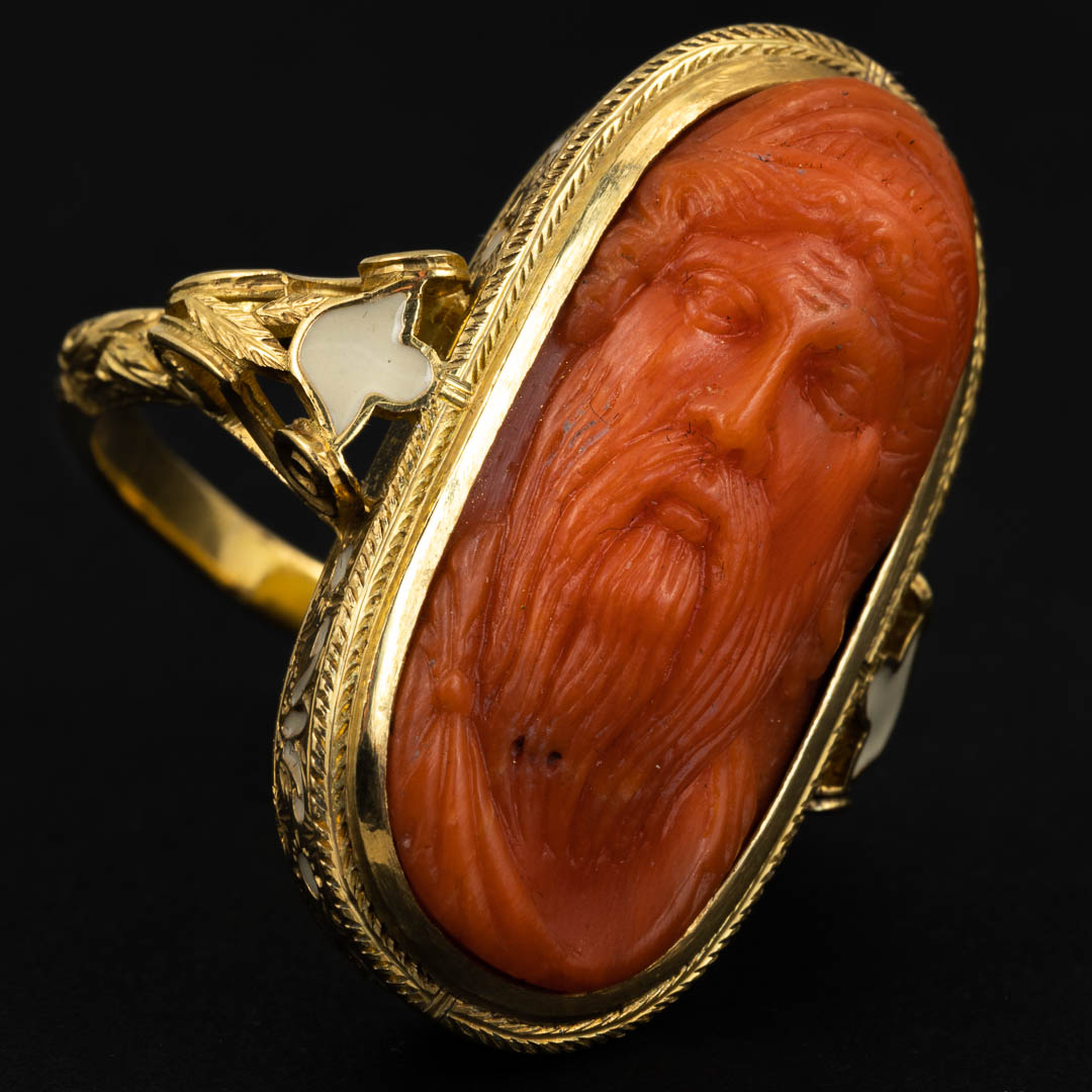 Anello in oro 18kt, smalti e corallo inciso