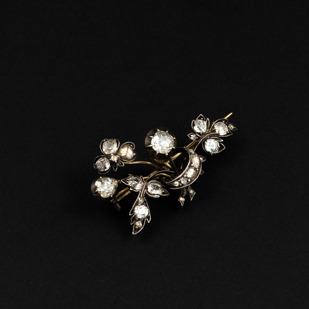 Spilla in oro 14kt e argento, con diamanti