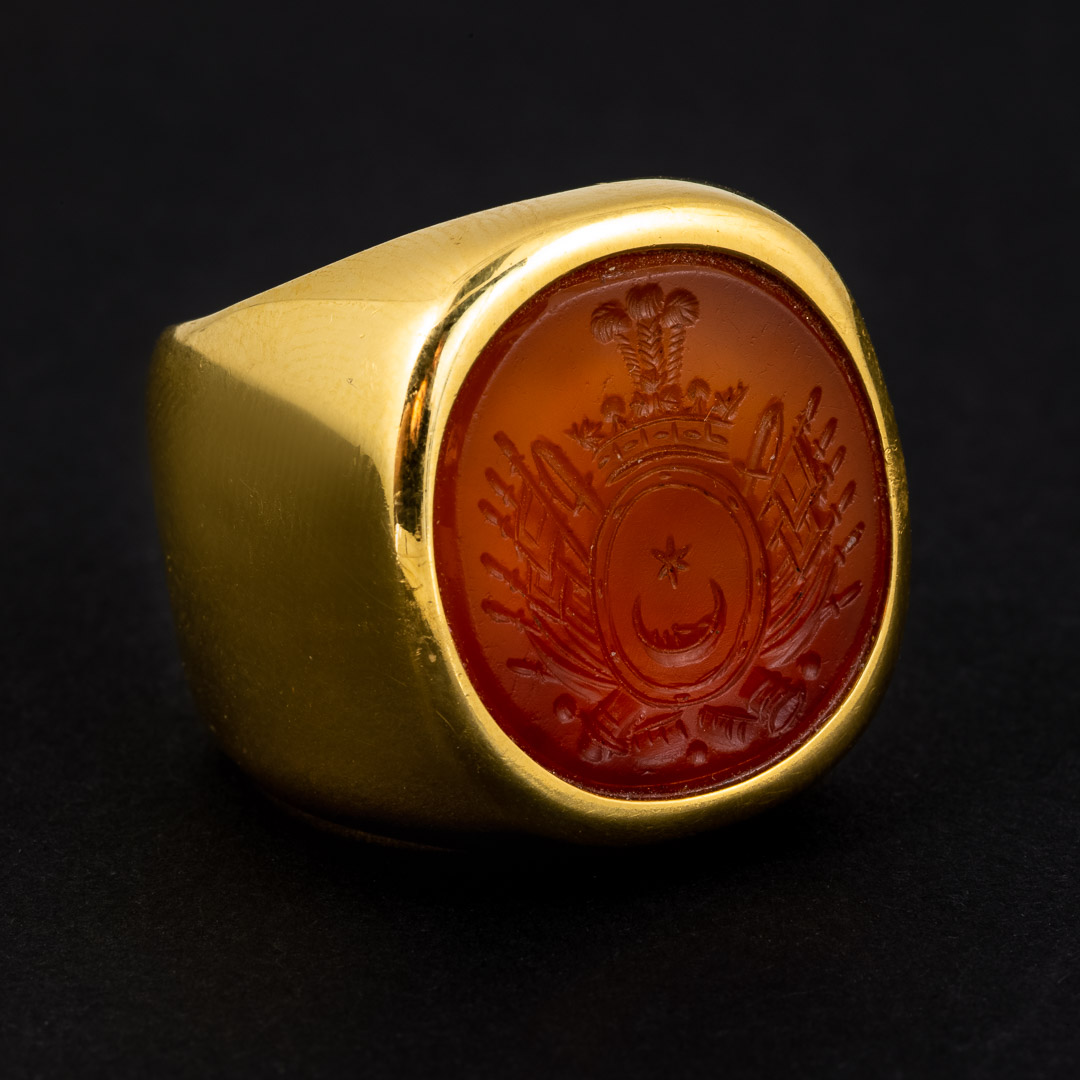 Anello in oro 22kt e corniola incisa firmato Bvlgari